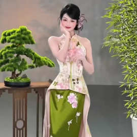 新中式绿色晨袍订婚礼服裙新娘敬酒服设计感轻奢改良挂脖领旗袍裙