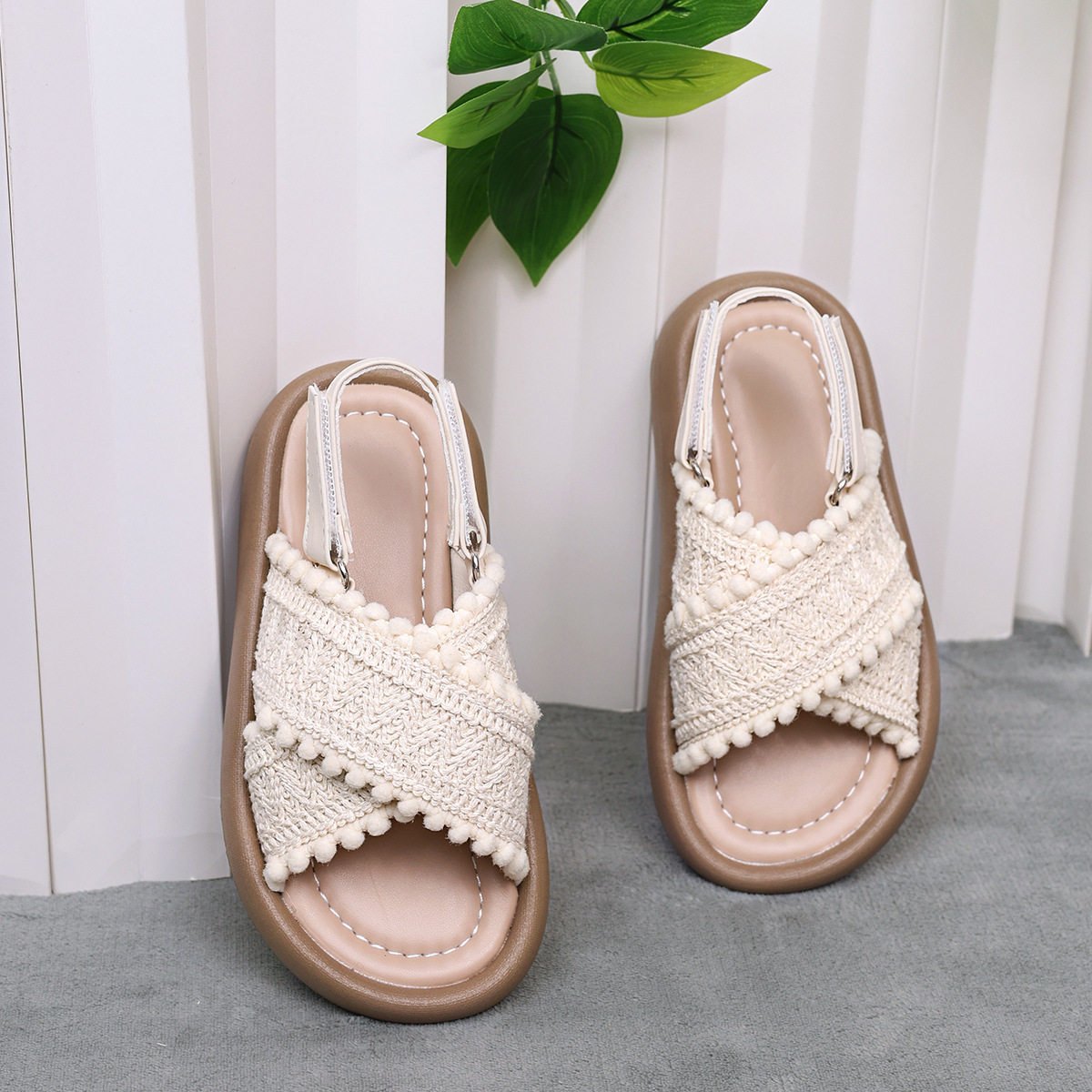 Ethnic fashionable sandals for leisure