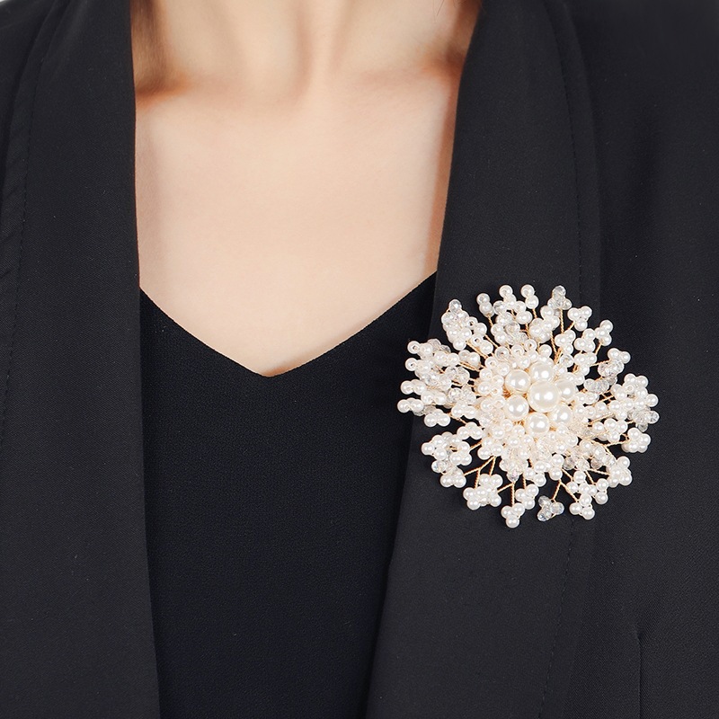 Elegante elegante de lujo broche de perlas de imitación de moda de las mujeres todo fósforo copo de nieve PIN de alta gama elegante ramillete ACCESORIOS DE LA CAPA