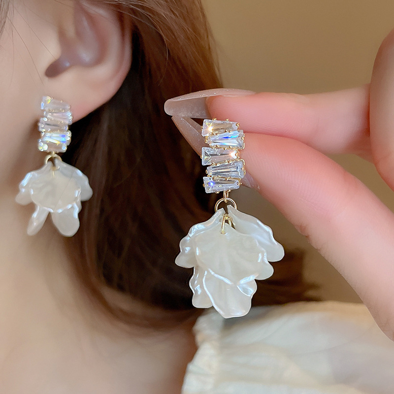 Pendientes de perlas con borla de flores de alta calidad con aguja de plata Pendientes de todo fósforo de moda francesa de nuevo estilo Pendientes de alta calidad de lujo ligero