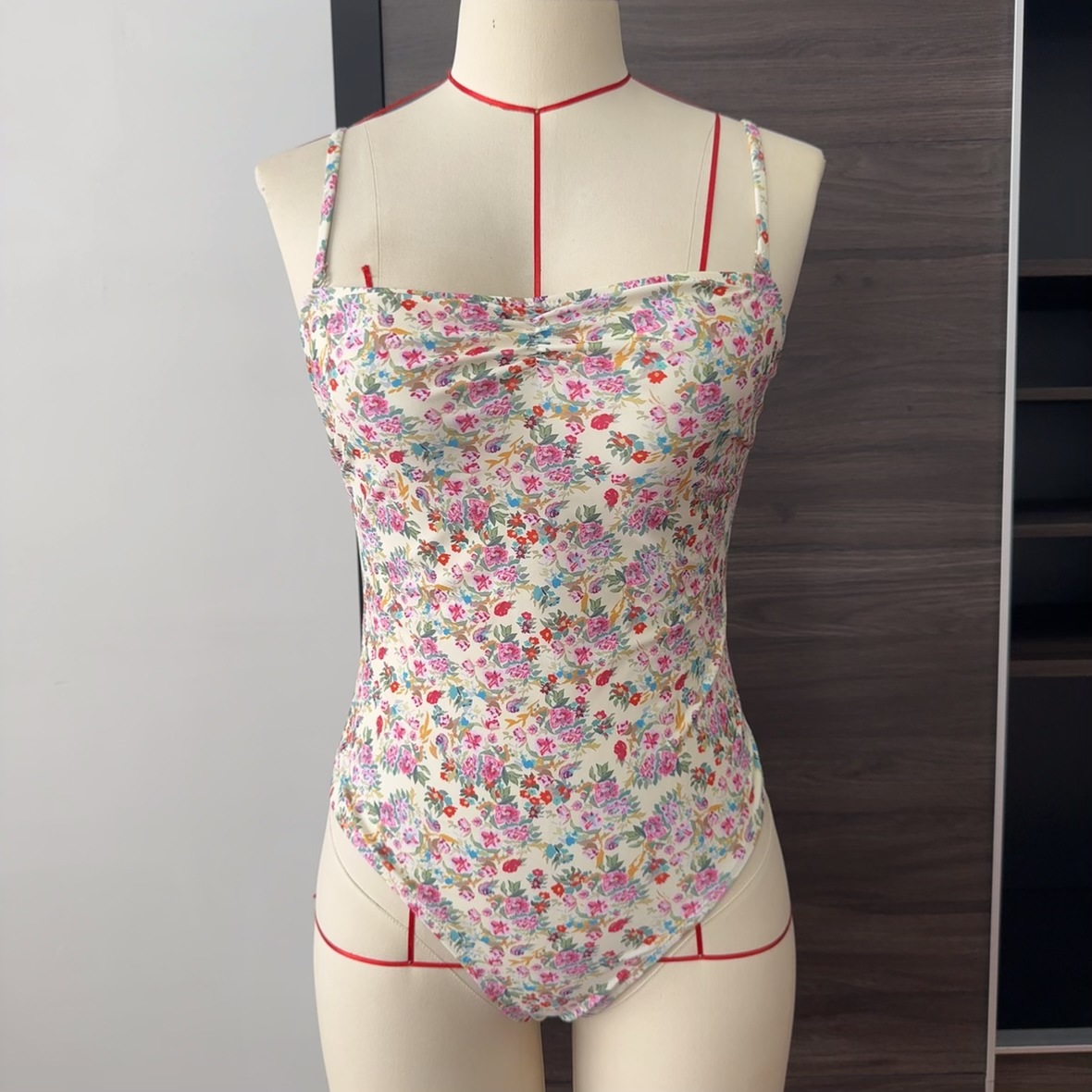Neuer europäischer und amerikanischer Badeanzug mit Blumenmuster für Damen, figurbetonter, sexy Bikini mit abnehmbaren Schulterträgern (Modelljahr 2025)_voghion.com