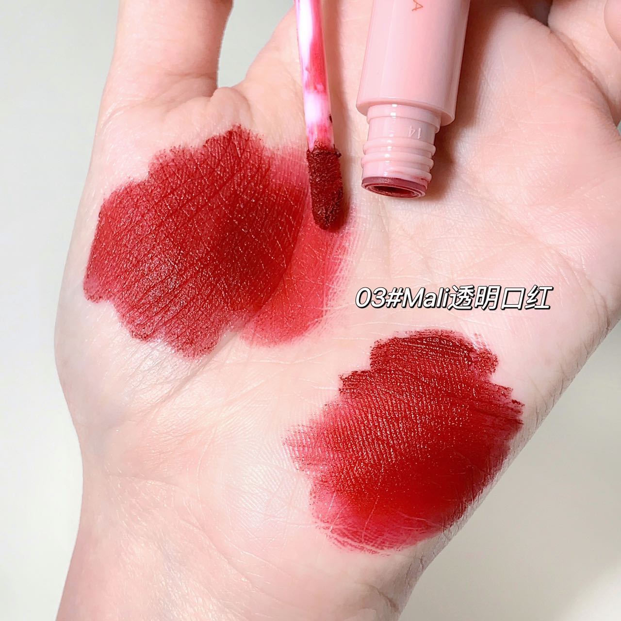 The lip gloss set of lipstick has a matte finish and is not easy to stick to cups. The lip gloss and lip gloss are also good undefined