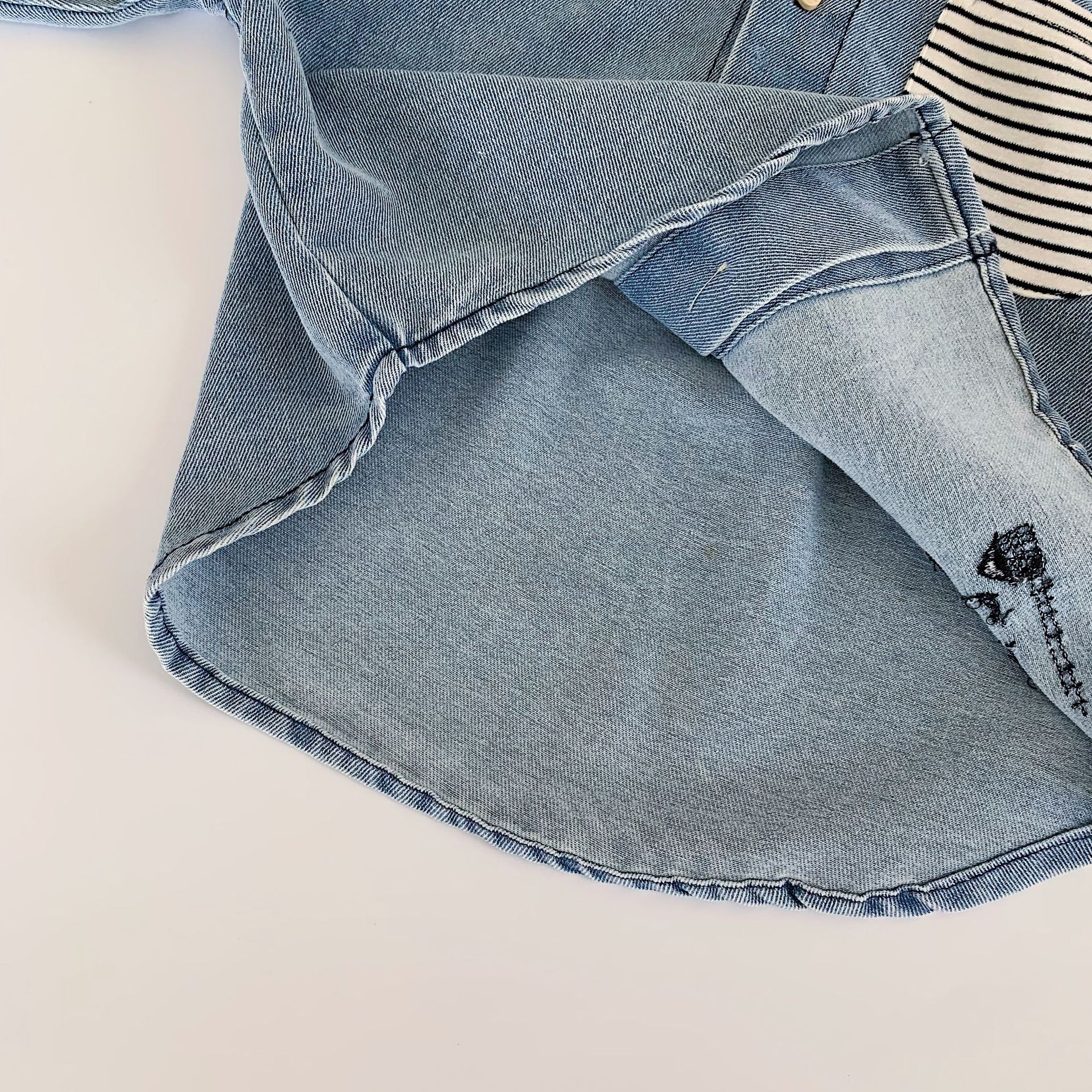 Mai Bao camisa de vaquero para niños 2025 otoño nuevo estilo coreano camisa de dibujos animados para niños Huzhou ropa de tela para niños