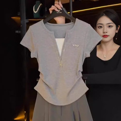 ファスナーvネックは偽の半袖tシャツ2枚をつなぎ合わせています。女性の夏の新型デザイン感は小さいです。