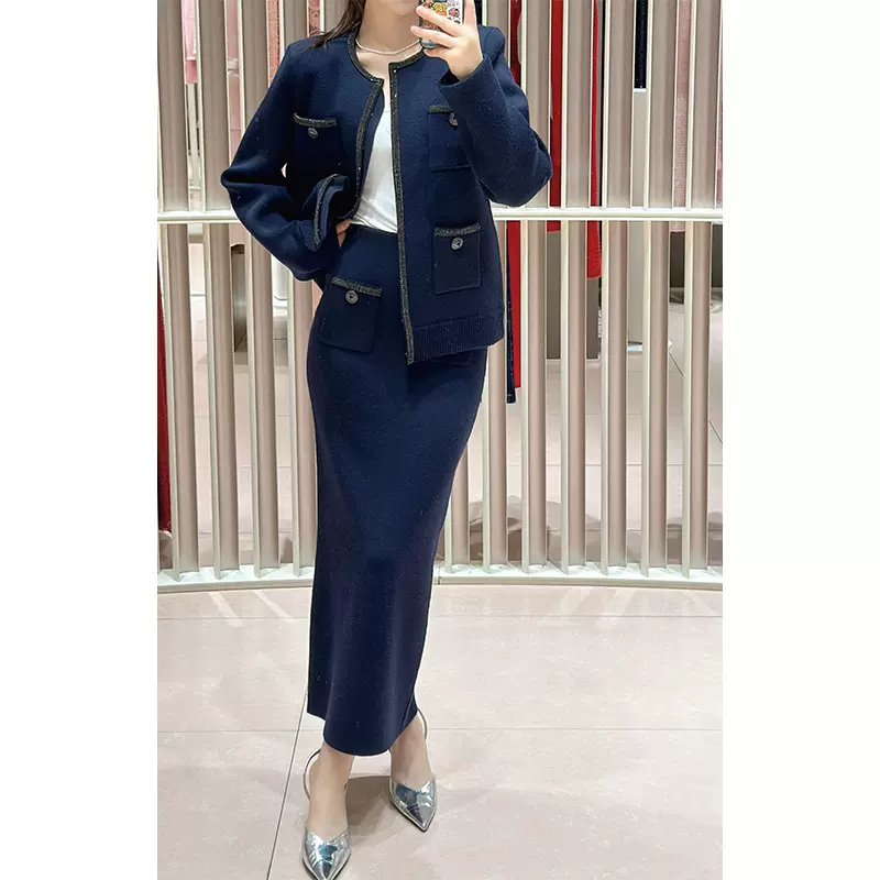 英杰2024SP秋季新款气质小香钻饰拼接深蓝色针织开衫上衣女240302