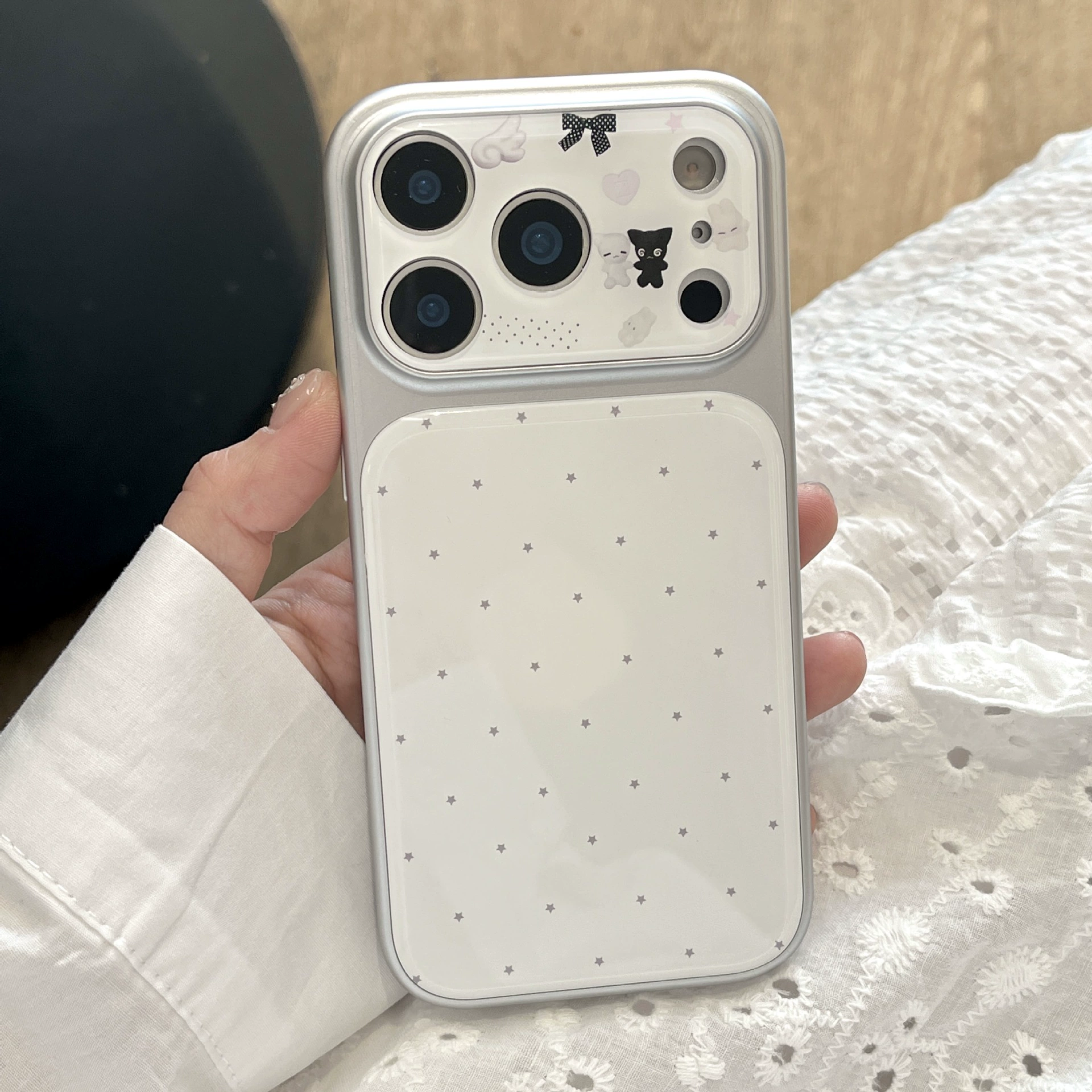 Чехол для телефона (Apple iPhone 17 ProMax) акрил, «звёзды» по всей поверхности, большой оконный вырез для камеры — белый