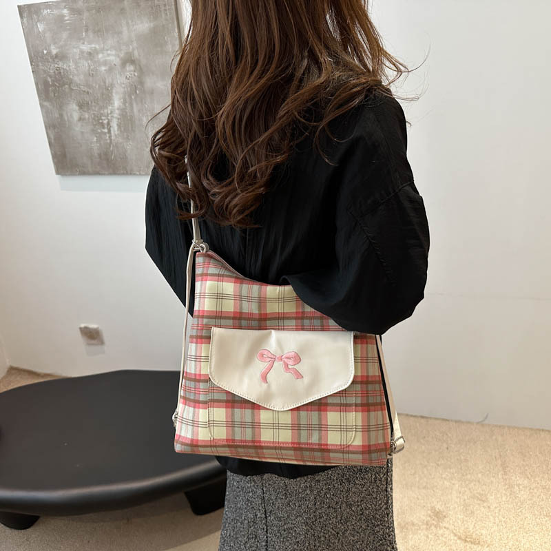 Bolsa coreana con rayas de contraste para mujeres 2024 verano nueva moda universitaria arco bolso de hombro sensación de alto nivel