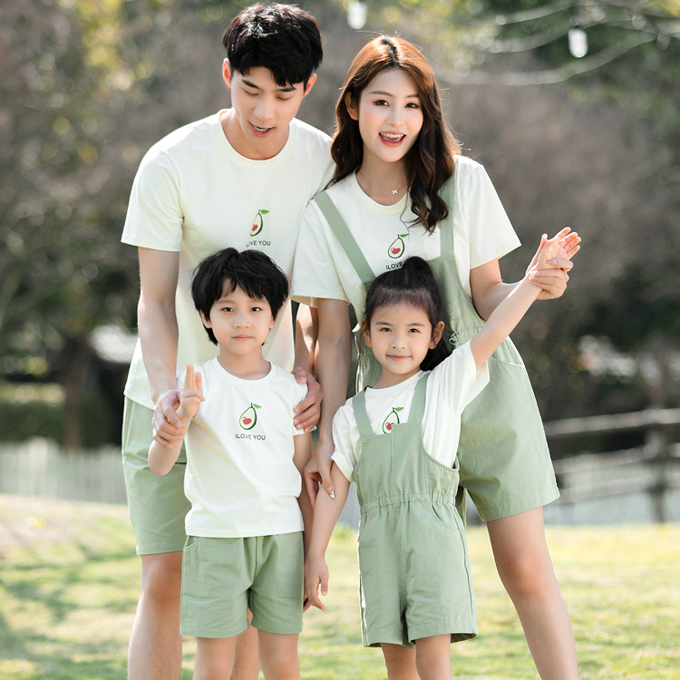 Una familia de tres o cuatro ropa casual para padres e hijos 2023 Verano para niños y niñas camisa de manga corta madre e hija pantalones tirantes traje marea