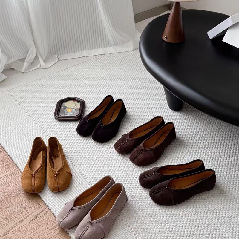 High-quality vintage suede split-toe horseshoe ballet shoes for women, new autumn sports-style pleated shallow single shoes High-quality vintage suede split-toe horseshoe ballet shoes for women, new autumn sports-style pleated shallow single shoes