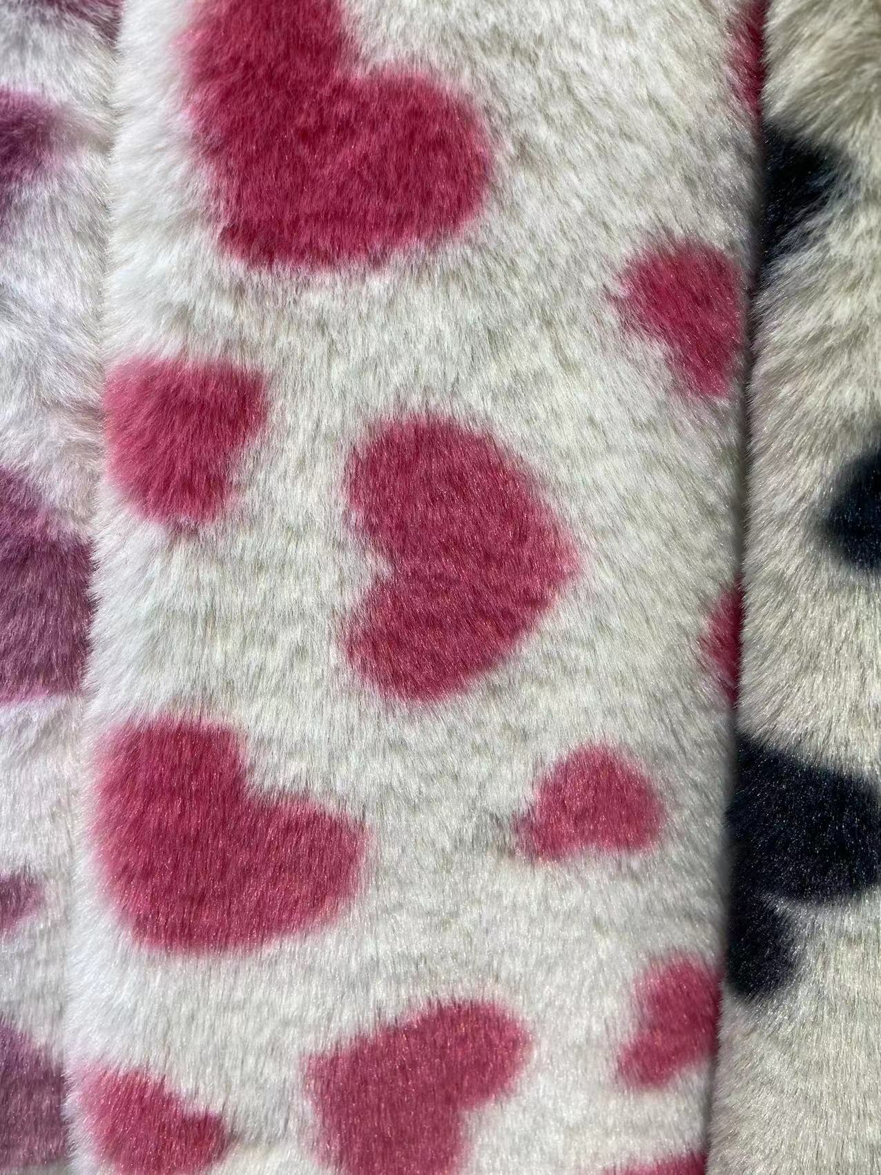 En stock imitación de piel de conejo Pequeño amor impresión tela conejo felpa tela pollo corazón impresión ropa zapatos y sombreros bufanda tela