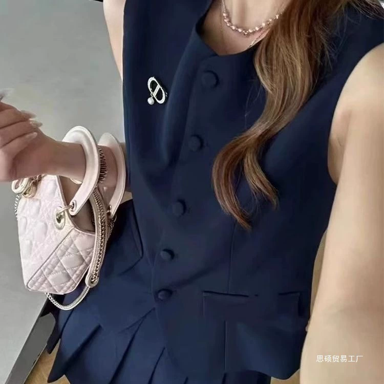 Женский летний костюм 2025 года: безрукавка в корейском стиле + плиссированная юбка, свободный и универсальный топ