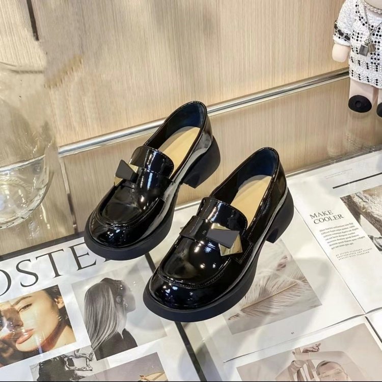 Loafer Frühjahr/Sommer 2024: Neue, dicksohlige Slipper mit hohem Absatz im Uniform-JK-Stil für Damen – ein modisches Highlight für den Frühling._voghion.com