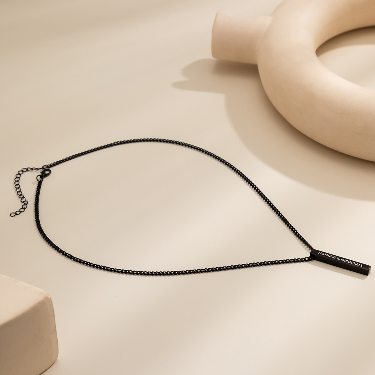 Smycken Sött Coolt Svart Spray Långt Hänge Med Enkelt Och Elegant Bokstav Titan Stål Halsband För Kvinnor_voghion.com