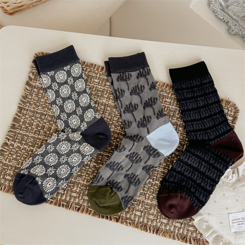 Little Socks Island~Dusk Gray Floral Embossed Socks Autumn and Winter Retro High-End Color-Blocked Sweat-Absorbent Breathable Mid-Calf Socks