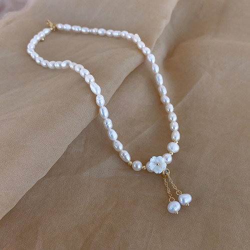 Baroque Freshwater Pearl Necklace Simple and Fashionable Seashell Flower Design Lockchain for Women's Elegance and Vibe, Influencer Accessory