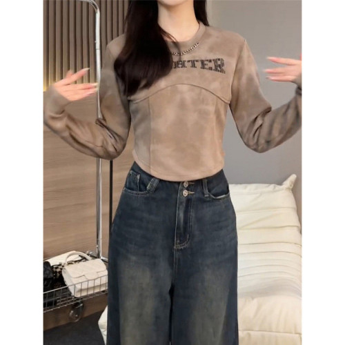 Plus-size tops for spring and autumn: fitted long-sleeve base shirts with a regular shoulder design, offering a cozy, thoughtfully crafted look that stands out as niche.