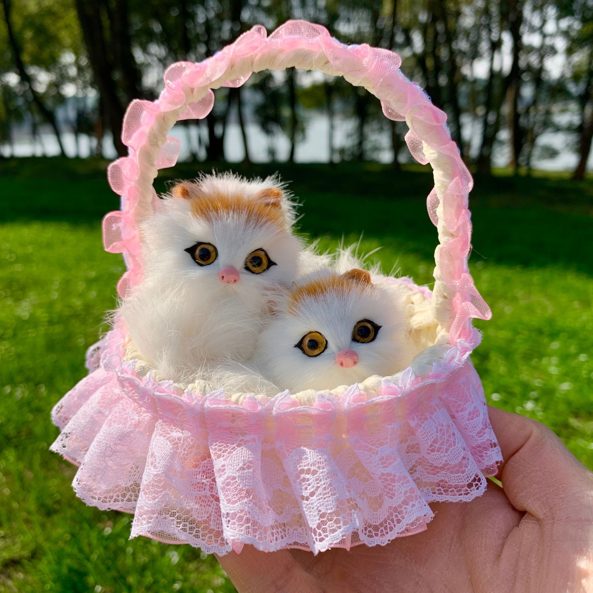 Panier en dentelle rose mère-enfant chat