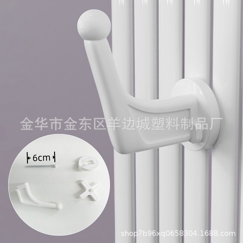 工場の国境を越えた暖房器具はフードフックのハンガーを掛けて服を干して帽子のタオルの浴室のラジエーターを掛けます。|undefined