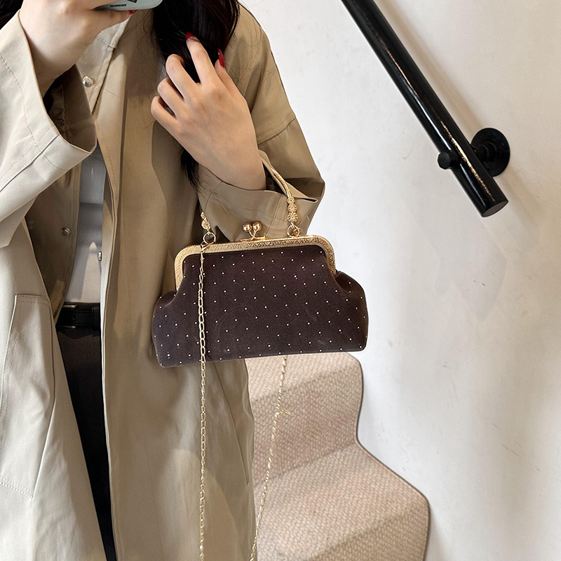 Alta textura retro bolso de mano mujer otoño 2024 nueva moda versátil remaches bolso de hombro cadena mochila