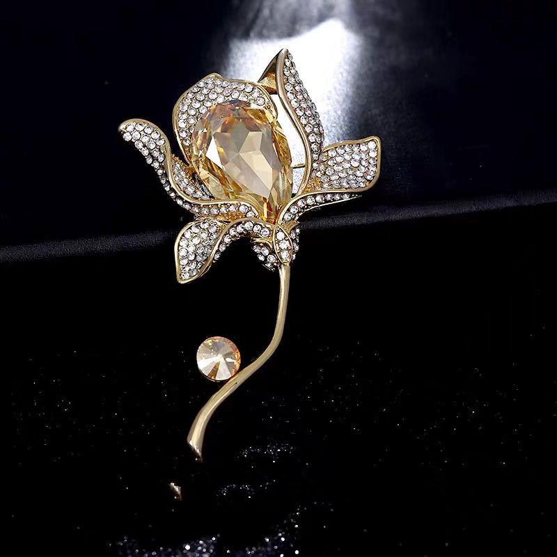 Spilla elegante con fiore di magnolia e cristalli accessorio lusso_voghion.com