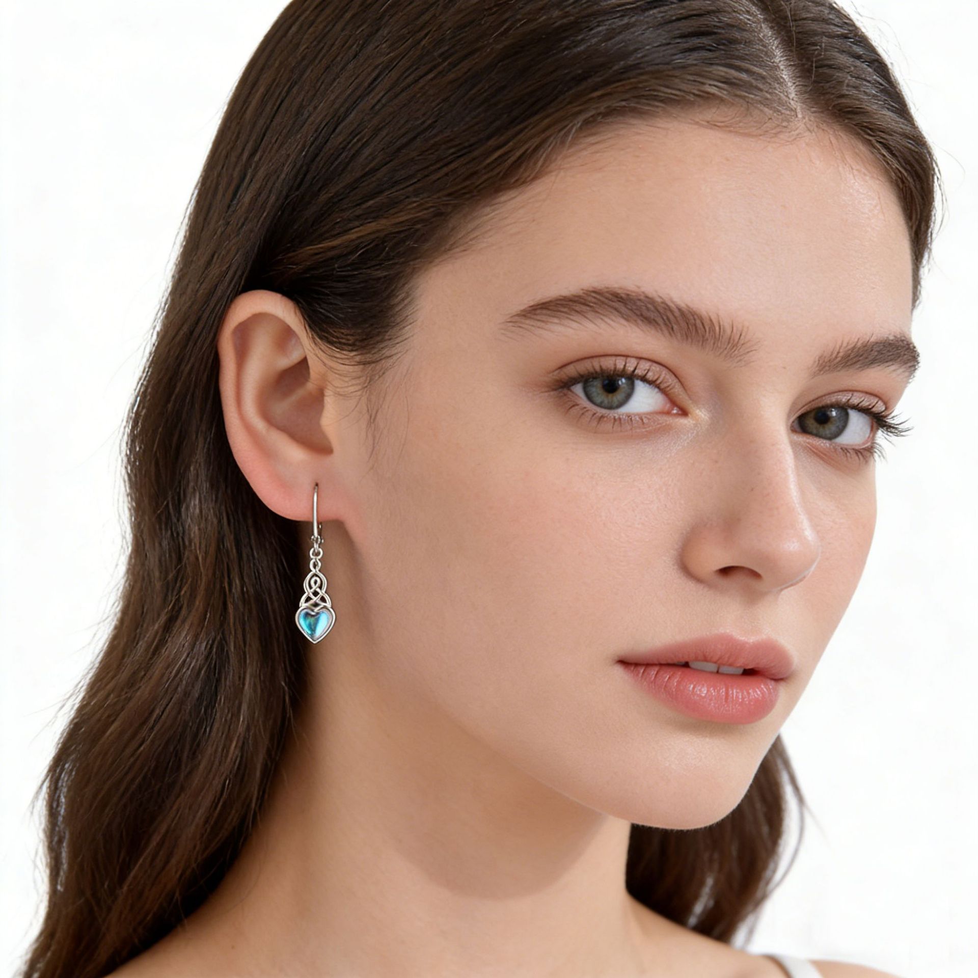 Pendientes en forma de corazón de plata S925 nuevos transfronterizos Pendientes de piedra lunar de nudo celta irlandés Pendientes simples de moda femenina