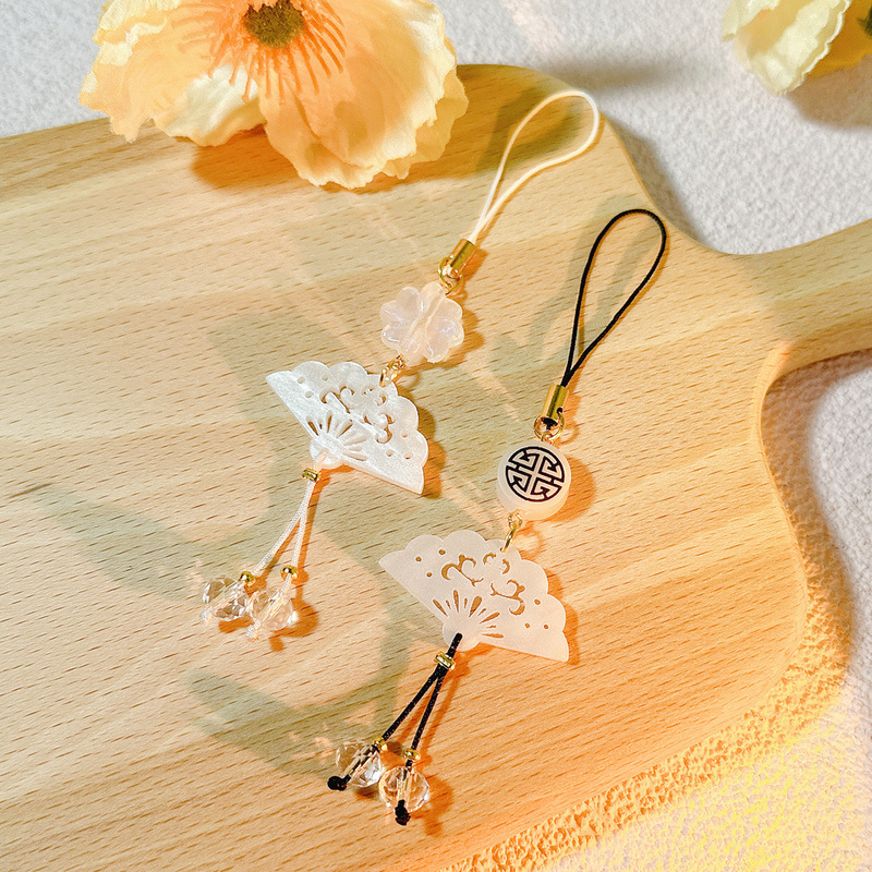 Live broadcast same style antique accessories Clover white shell fan mobile phone chain decoration mobile phone pendant bag pendant wholesale