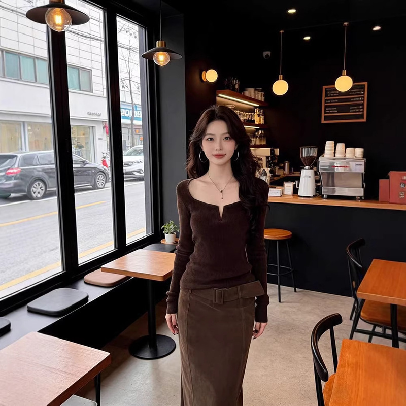 Vintage Coffee-Colored Sweater for Women, 2026 Spring New Style, Slim Fit, Waist-Cinching, Figure-Flattering, Versatile, Niche, Exquisite Base Layer Top