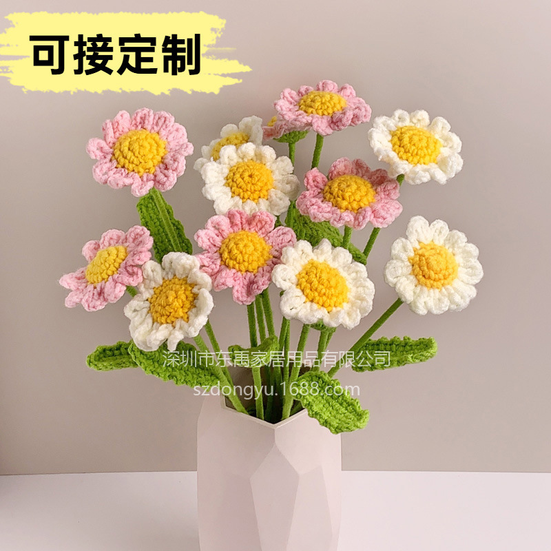 小さなデイジーは花束を手作業で編んで、カモミールの毛糸のかぎ針の花を作って、彼女の親友にプレゼントします。|undefined