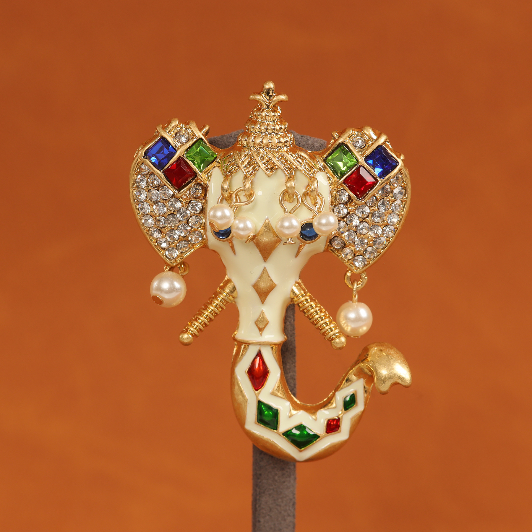 Retro fashionable elegant antique white brooch