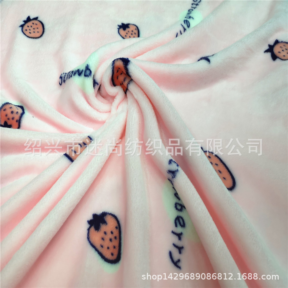 厂家印花双面法兰绒面料 草莓毛毯睡衣绒布 冬季儿童睡衣布料批发