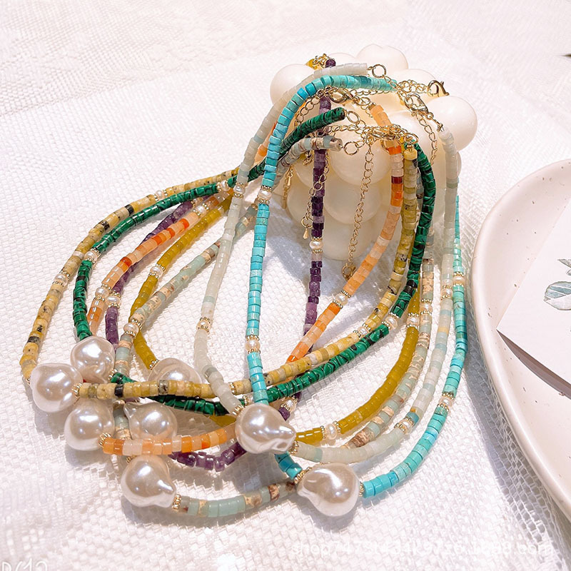 Design retro necklace from pearl
