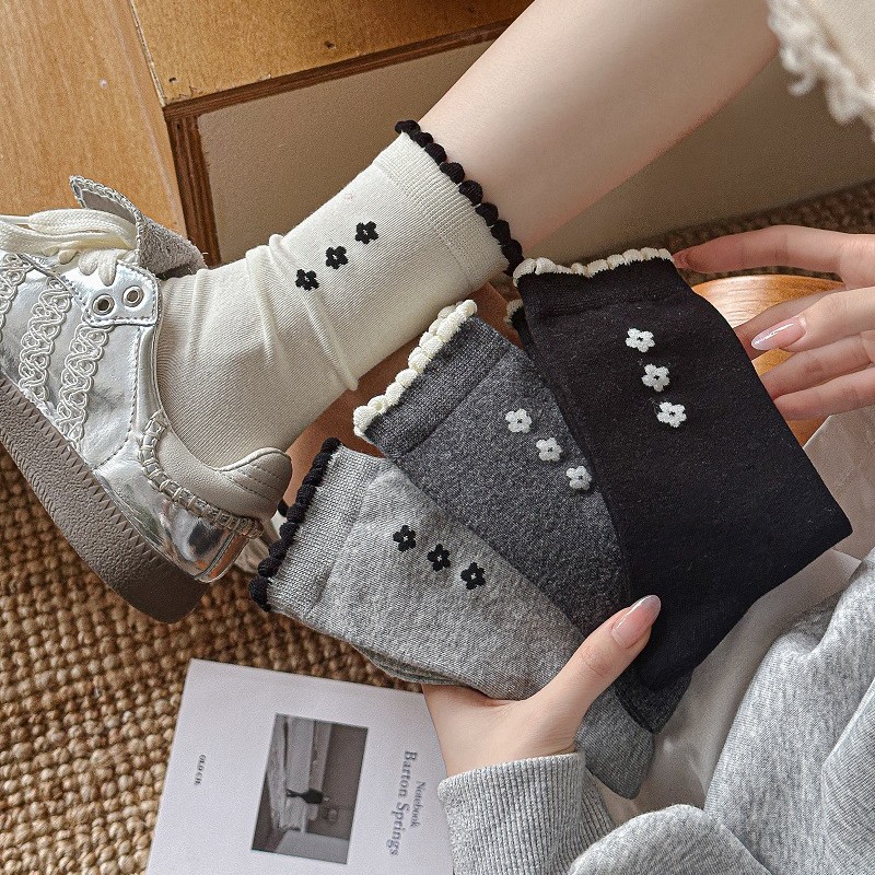 Calcetines coreanos con encaje gris, flores y conejo bordado, diseño vintage y encantador.