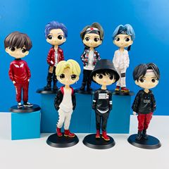 大サイズの大きな目の防弾世代の少年団のアニメは韓国の歌の男団のケーキを作って人形を並べます。