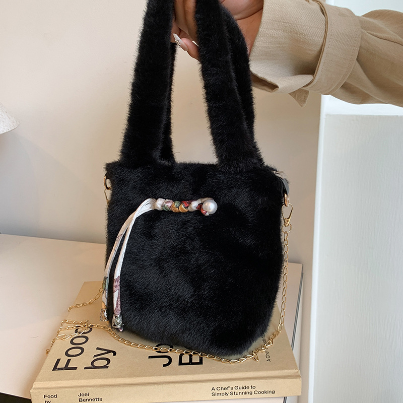 New plush with fashionable niche design, simple shoulder bag, Korean style artistic and casual versatile crossbody bag_voghion.com