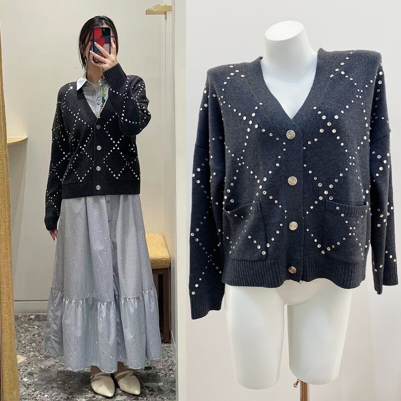 French Brand m's 2025 Autumn and Winter New Fashion Gray V-Neck Long-Sleeve Short Diamond-Studded Argyle Knit Cardigan French Brand m's 2025 Autumn and Winter New Fashion Gray V-Neck Long-Sleeve Short Diamond-Studded Argyle Knit Cardigan