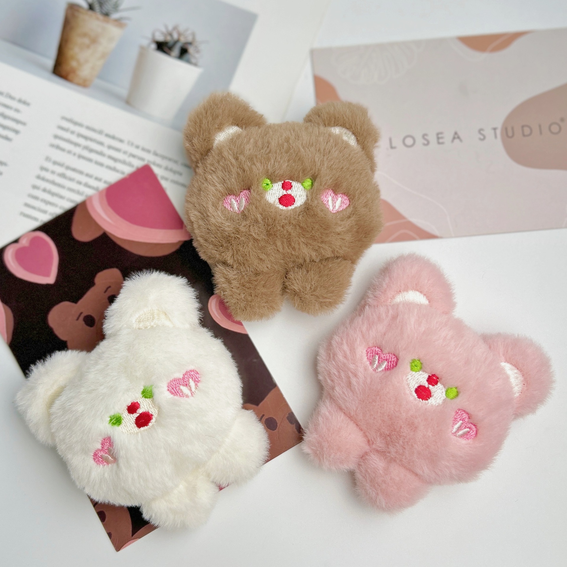 Cute and adorable cartoon bear plush toy, squeaky pendant, 3D plush bear brooch, clothing, shoes, hat accessories