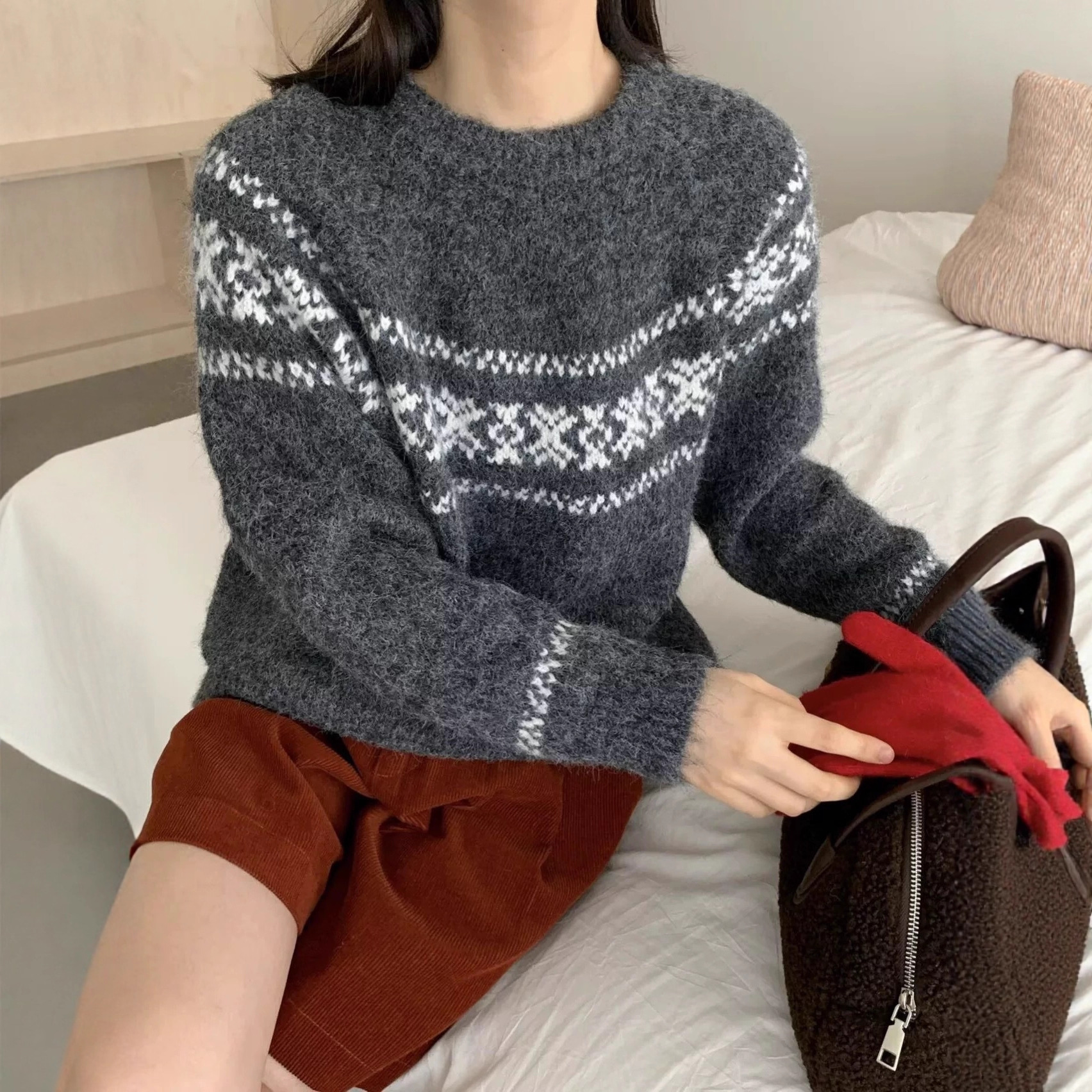 Fair Isle Contrast Color Jacquard Round Neck Sweater 2025 Autumn and Winter New Retro Soft Waxy Loose Pullover Sweater Women's Trend