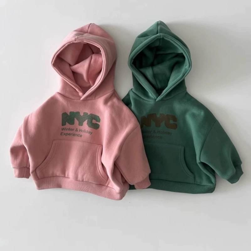 2024 детская одежда корейские мальчики мальчики осенние и зимние топы детские иностранные буквенные узоры свободные бархатные свитера