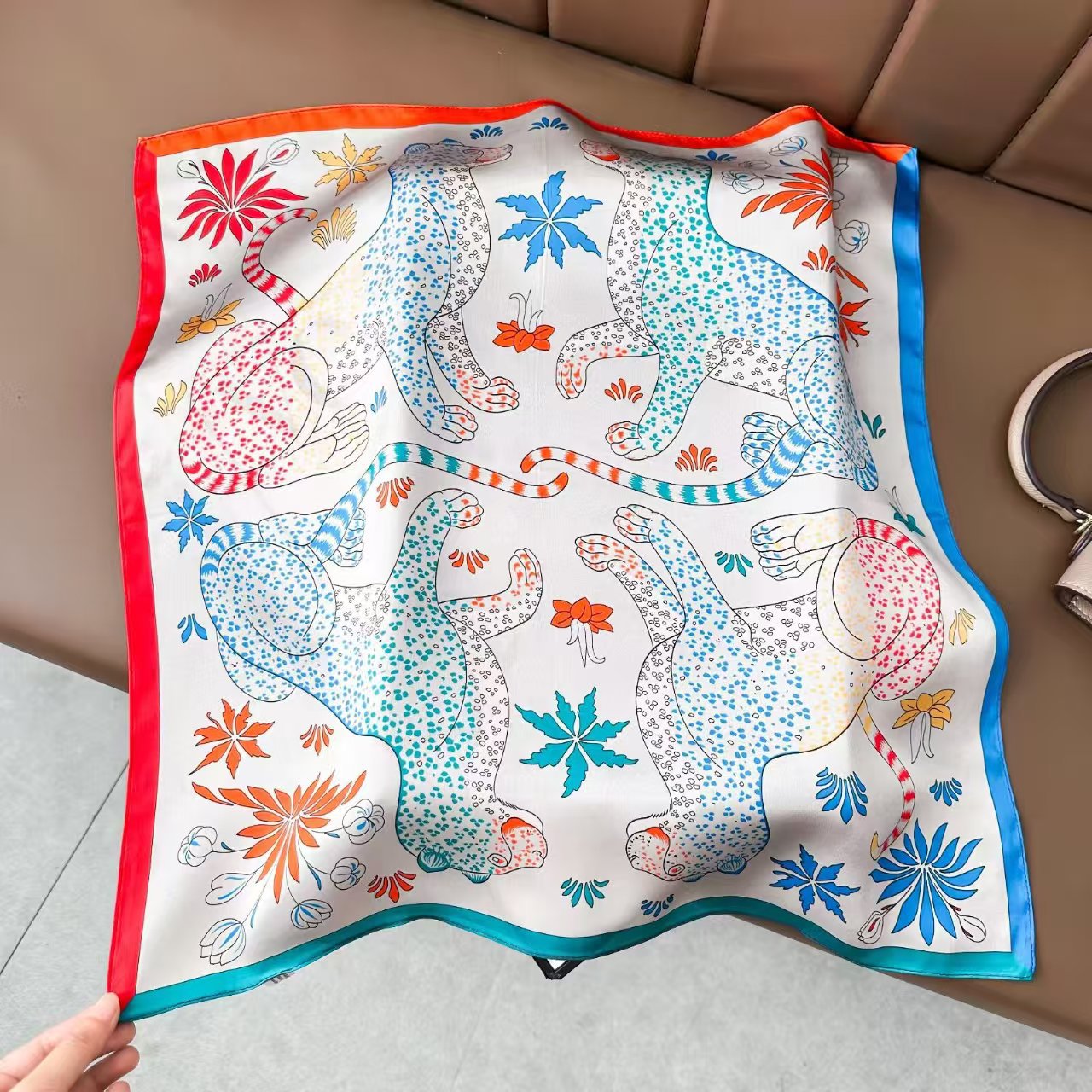 軽い豪華な北欧風の紫色の朝顔の花のプリントの绢糸のスカーフの女性の高級な気質の100% シルクの小さい方のタオル