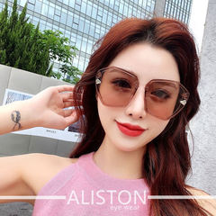 New women's sunglasses: Arrow-shaped mirrored shades with rivets—cross-border, Euro-American style, trendy on Instagram & Xiaohongshu, featuring jelly-colored designs perfect for retro runway looks.
