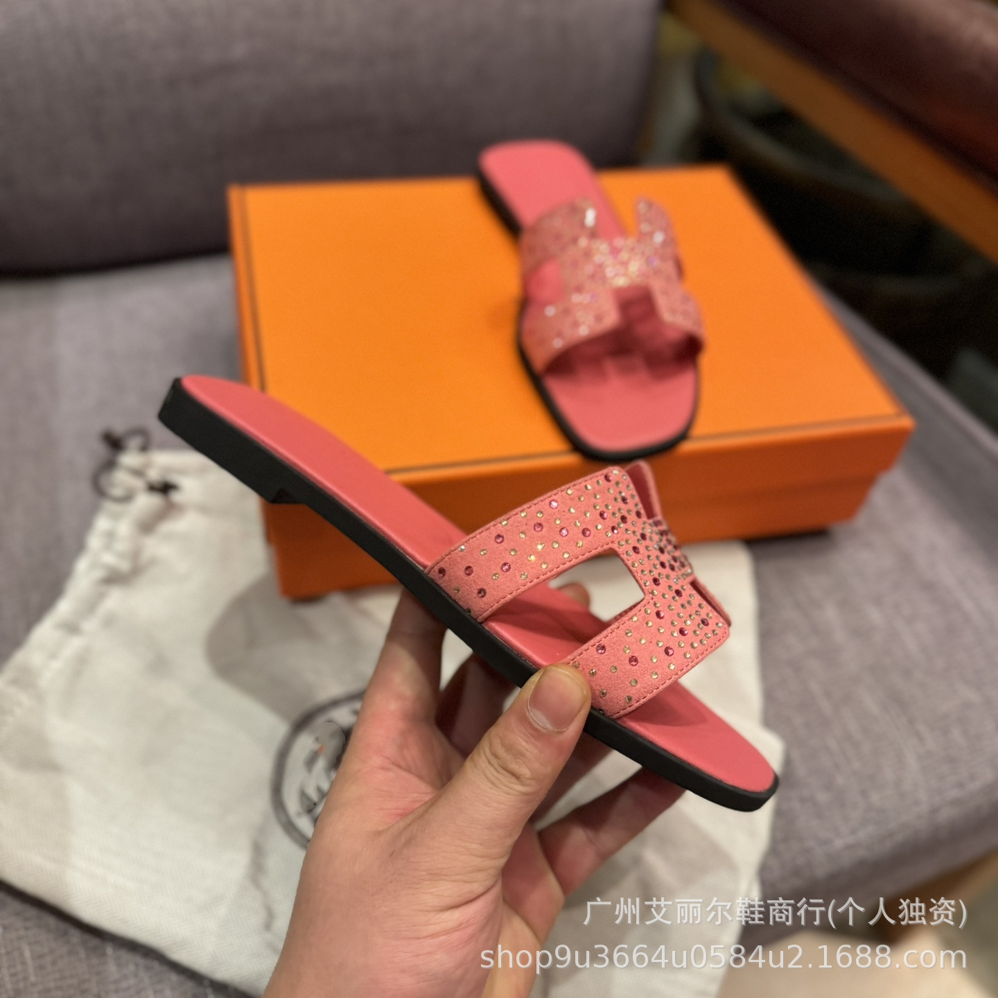 Europa y los Estados Unidos 2025 zapatos caseros de mujer una palabra fuera de H zapatillas de diamante de cuero plano playa casuales zapatillas frías tacones planos resistentes al desgaste