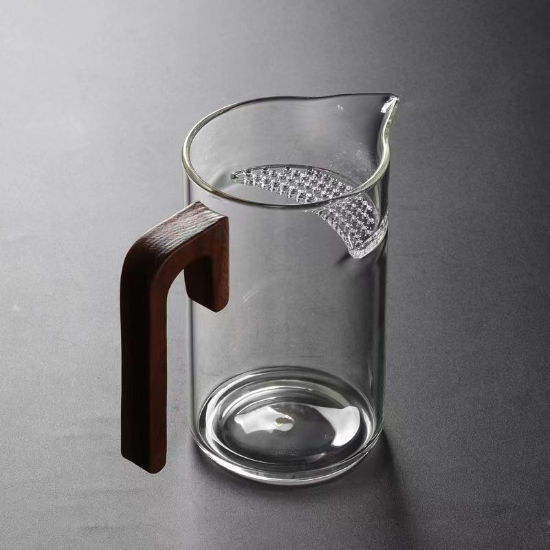 High borosilicate glass side wood handle crescent-shaped integrated fair cup transparent glass tea sea tea divider set oolong tea pouring tool Gongfu tea pouring