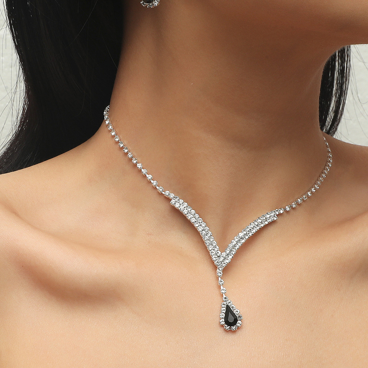 Su damcısı formalı rhinestone boyunbağı və sırğa dəsti