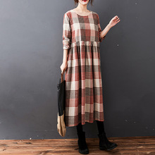 实拍2025冬新款宽松大码女装文艺复古格子休闲棉麻圆领长款连衣裙