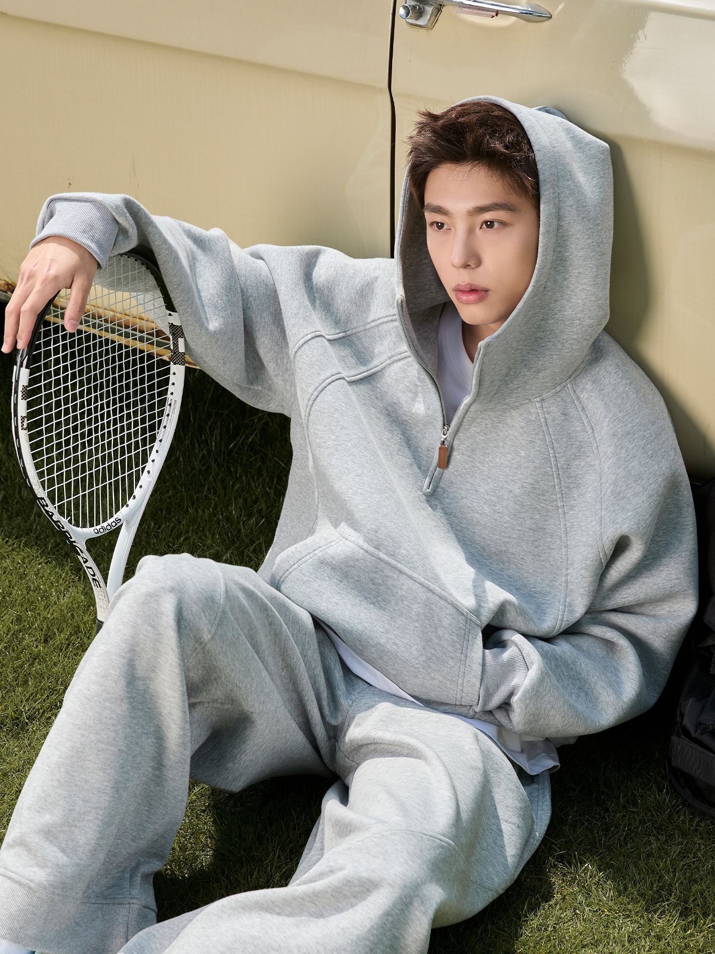 Three dimensional hoody with zipper