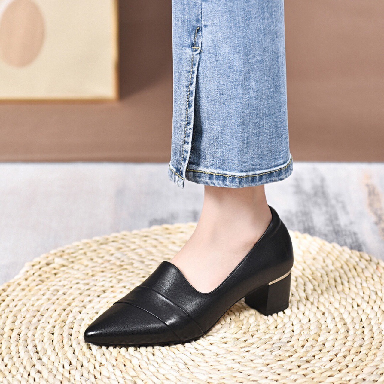 Spring 2022 New Leather Block Heel Single Shoes Women's Pointed Toe Deep Soft Leather Small Leather Shoes Mid Heel British Style Loafers