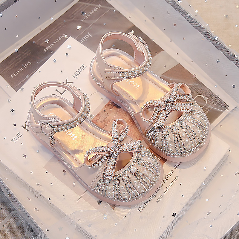 Sandálias de niñas verano 2026 nuevos zapatos de cristal para niños Feng Shui romanos zapatos de diamante para niñas zapatos de suela suave