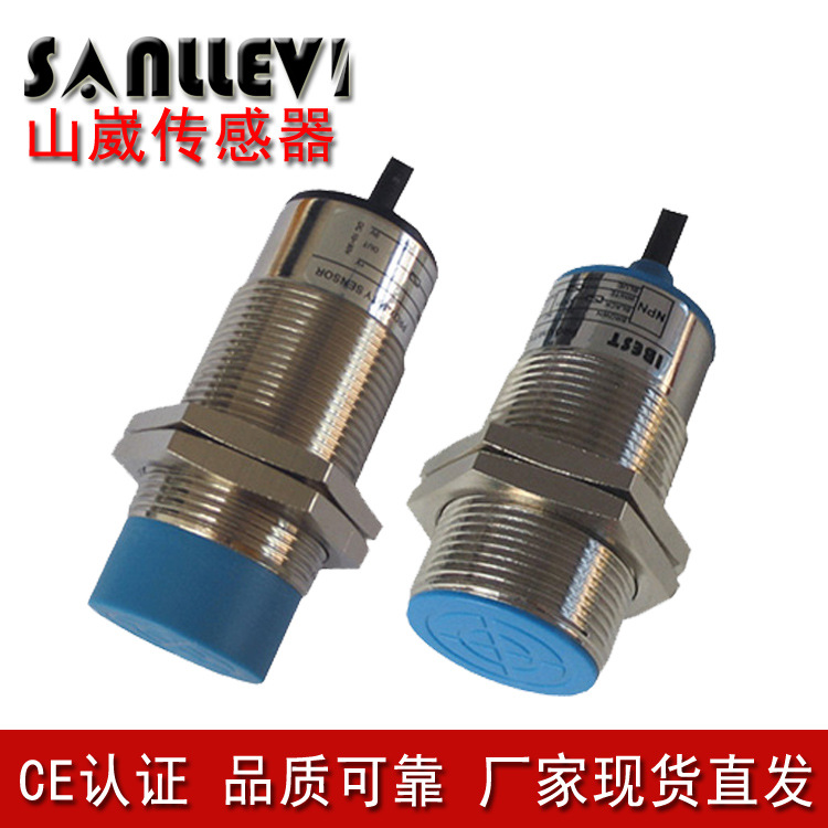 山崴厂家M30电容式NPN水液位塑胶粉末饲料12V24V接近感应器开关