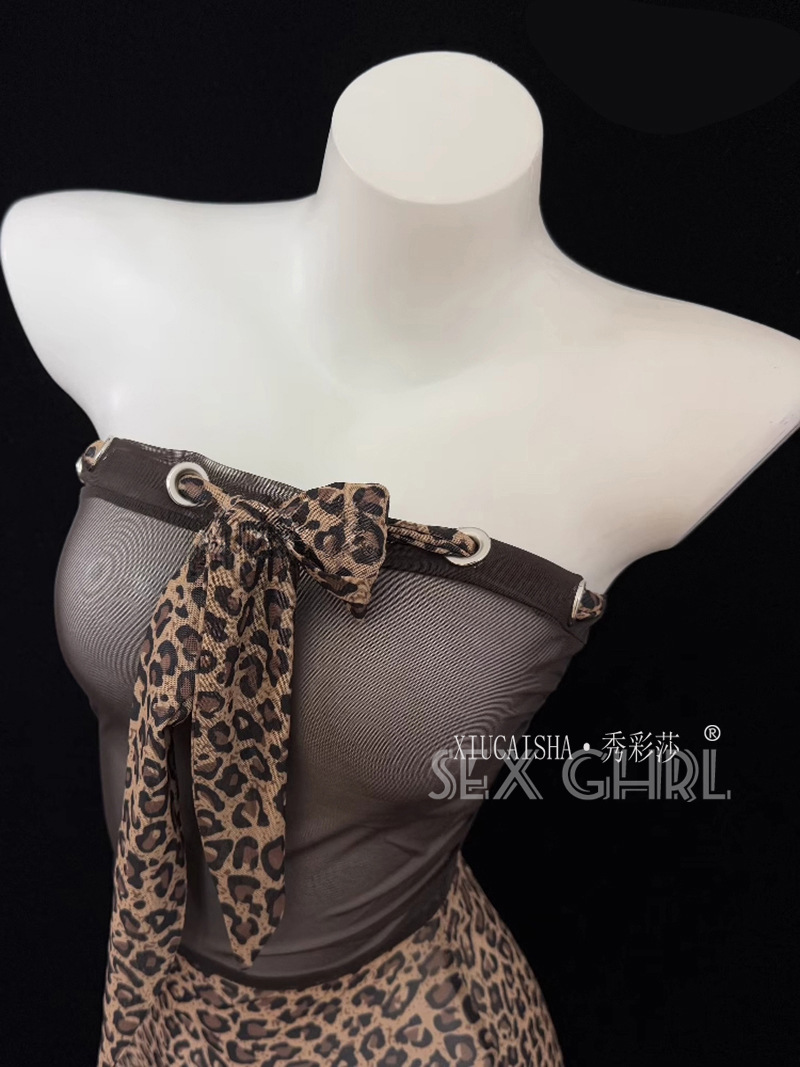 Leopard Print Lingerie Set with Hip Skirt, Thong and Open-Crotch Stockings — detail image 12