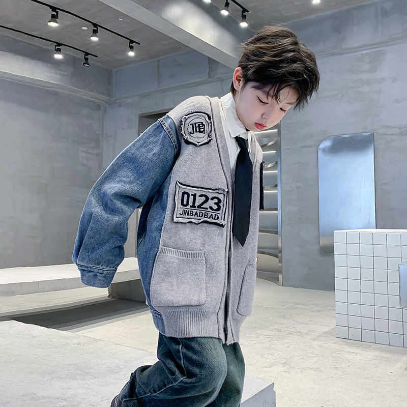 Ropa de otoño e invierno para niños Abrigo de punto de costura de mezclilla 2023 nuevos niños de primavera y otoño con volantes guapo cardigan suéter de niños grandes de moda